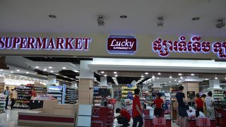 リーリーレストラン横にあるショッピングモール。便利です。