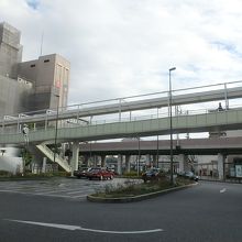 ３階の屋根付き通路を通れば雨に濡れずに行かれます。