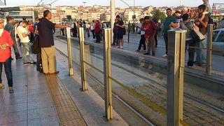 空港から市内へ向かう時の乗り換えで利用