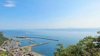 のんびり羅臼の町並みと国後島が眺められます
