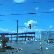 まるで自動車専用道路に入るかのようなゲート