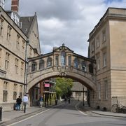 オックスフォード大学を歩いて行くとあります