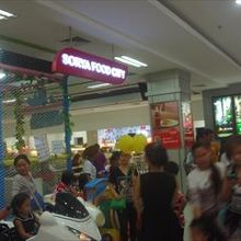 ショッピングセンター内はにぎわっています