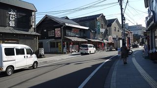 歴史的建造物が立ち並ぶ通り