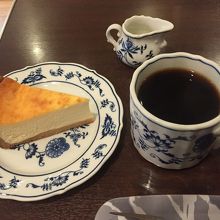マグカップサイズのコーヒーとチーズケーキ