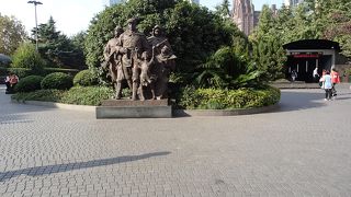 いかにもの銅像が・・・