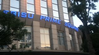 坂の途中にある高層建築物