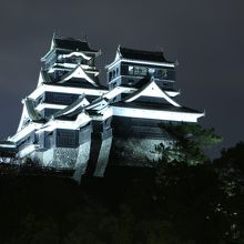 ライトアップされた熊本城。