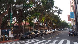 ニニ八公園の東側