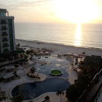 隣のホテルのプール