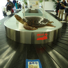 預け荷物のターンテーブルには、名物名産の紹介が