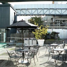 屋上には小さな神社や空を見ながら休めるテラススペースも。