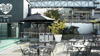 屋上には一息つけるお洒落なテラススペースもあり