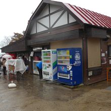 頂上にあるお店の外観です