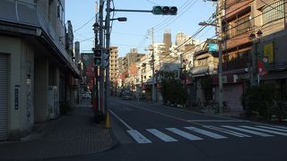 書店が２店、カレー屋、熱帯魚の店などあります。