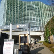 こちらは青山墓地方面からの裏口