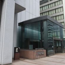 ビルの脇にポツンと立ててあります