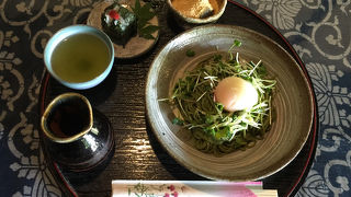 丹波篠山の山の中にある、古民家の茶屋で茶そばをいただく！