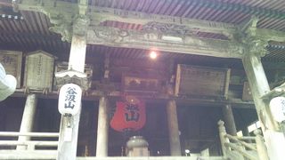 長い参道と深く奥行きのある境内