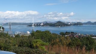 大きな橋は7箇所あります。それぞれ個性があります。色は白（灰色）に統一されています。