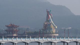 蓮池に浮かぶ島