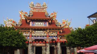 竜虎の塔の向かい