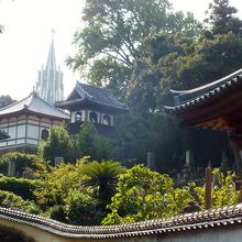 平戸島の定番ショット、寺院と教会の見える風景