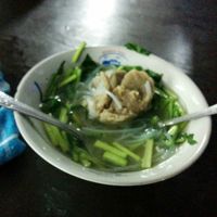 近くのコンビニ前の屋台の麺