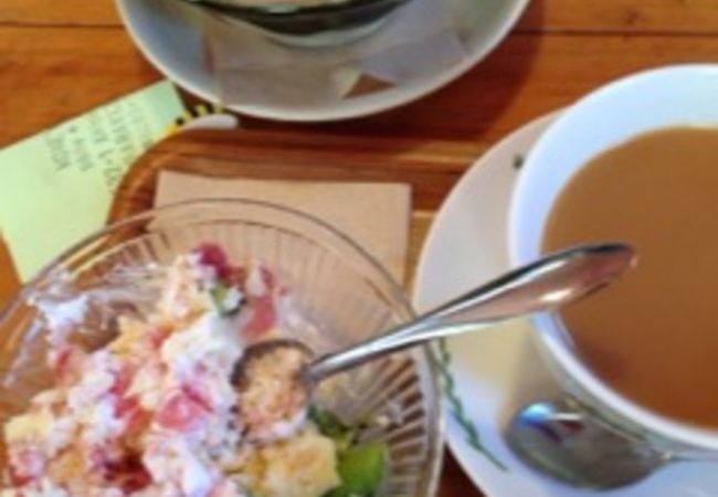 住宅街と小学校のそばのお洒落な美味しいカフェ　Honeybee Cafe