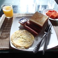 朝食込み。パン、バター、ソーセージはおかわりできました。