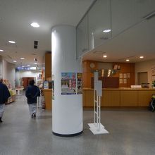 フロントと左手に売店があります。売店はお土産が充実。