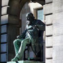 広場の由来となったヘンドリック・コンシェンスの像