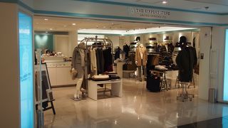 落ち着いた服装が多い