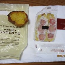 フルーツサンド（いちご）とパン