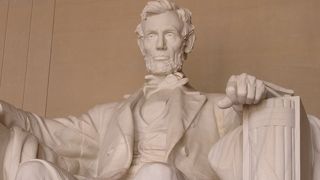 真っ白なリンカーン像
