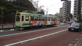 道路を走る荒川線