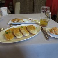 モンゴルの餃子というより肉包みパイ。（カラコルムレストラン）