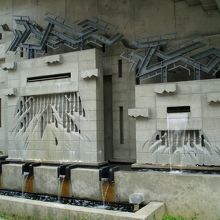 さいおんスクエアの真ん中に有る水のモダンな彫刻