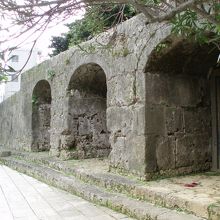 この門自体も石がボロボロ崩れてきてます大丈夫でしょうか？