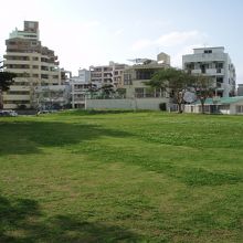 かつての伽藍は今は無く公園に成ってます