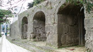 沖縄戦で破壊されて今は原っぱみたいに・・・・