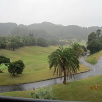 部屋のテラスからゴルフ場を望む