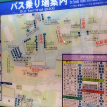 案内所の前にあるバス路線案内