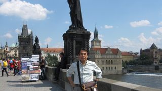 モルダウ川ほとりでハ―モニカを吹く