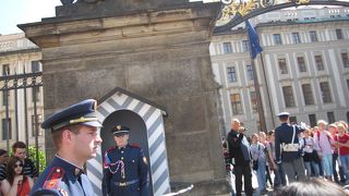 憧れのプラハ城へ裏門から入城