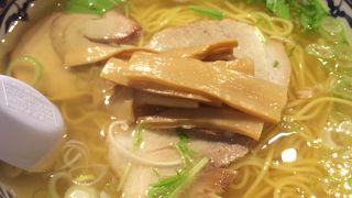 透きとおったスープの塩ラーメンが美味しい！！