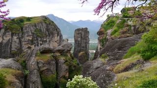 奇石に建つ修道院