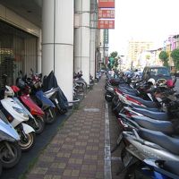 歩道にはバイクが置かれいる。道を歩かないと通れない場所もある