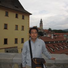 川の近くのレストランで昼食をとりました