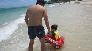 白い砂浜が延々と続くビーチです